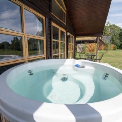 A hot tub outside a chalet at Loch Lomond Waterfront