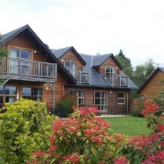 Lodges in the summer at Loch Lomond Waterfront