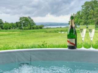 A hot tub at a chalet at Loch Lomond Waterfront