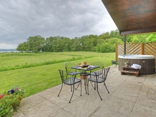 Drummond-Chalet-Hot-tub