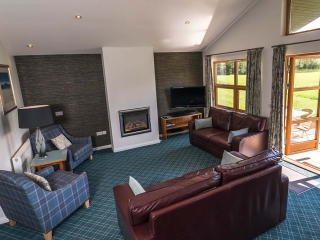 Drummond-Chalet-living-room