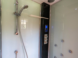 Drummond-Chalet-shower