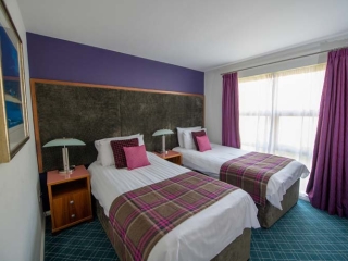 A twin room  in a chalet at Loch Lomond Waterfront