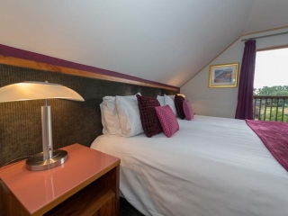 Lodge King bed Lodge King bed