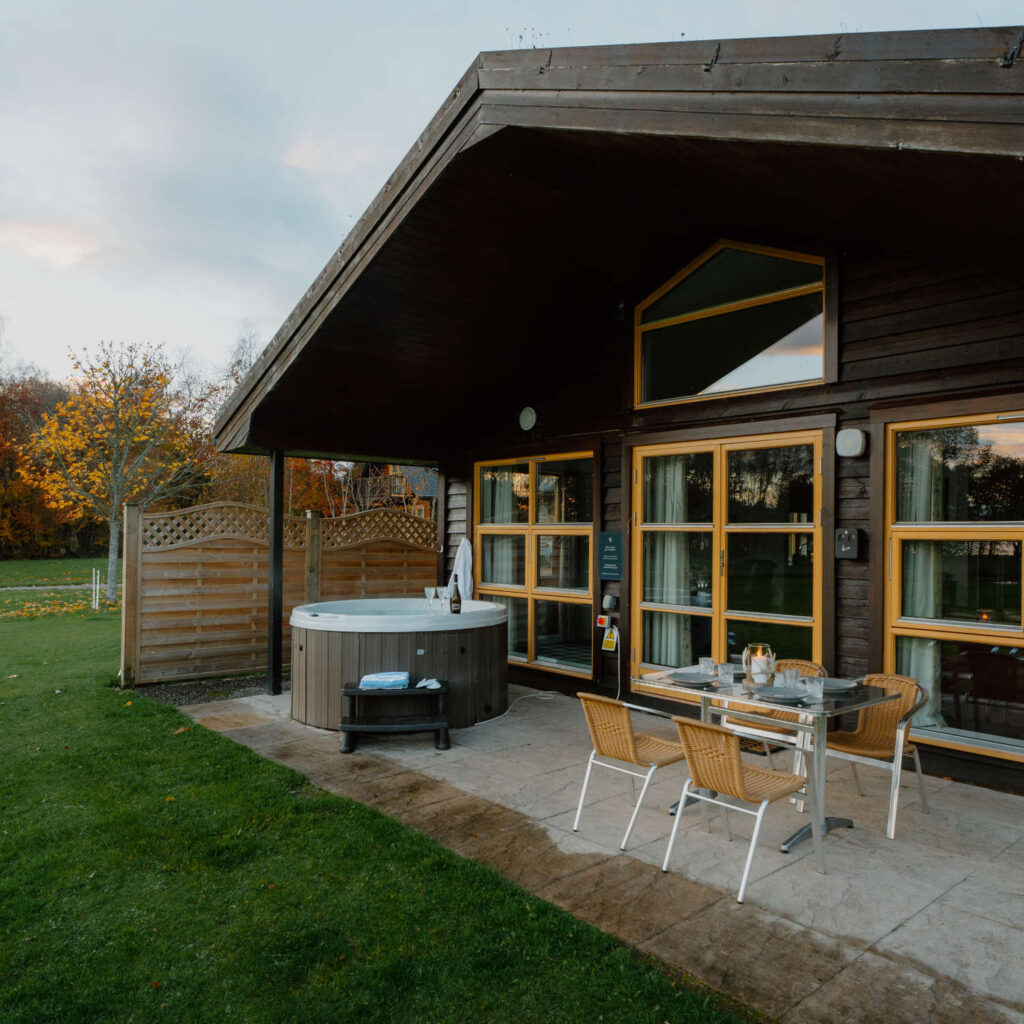 Lodge with hot tub at Loch Lomond Waterfront - Digital Detox holiday.