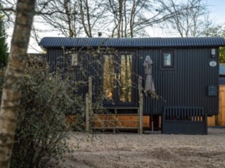 The exterior of a Shepherd&#039;s Hut at Loch Lomond Waterfront